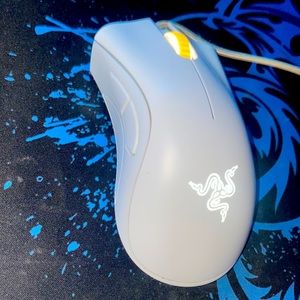 WHITE Razer deathadder gaming mouse,very good condition,only used it a few times